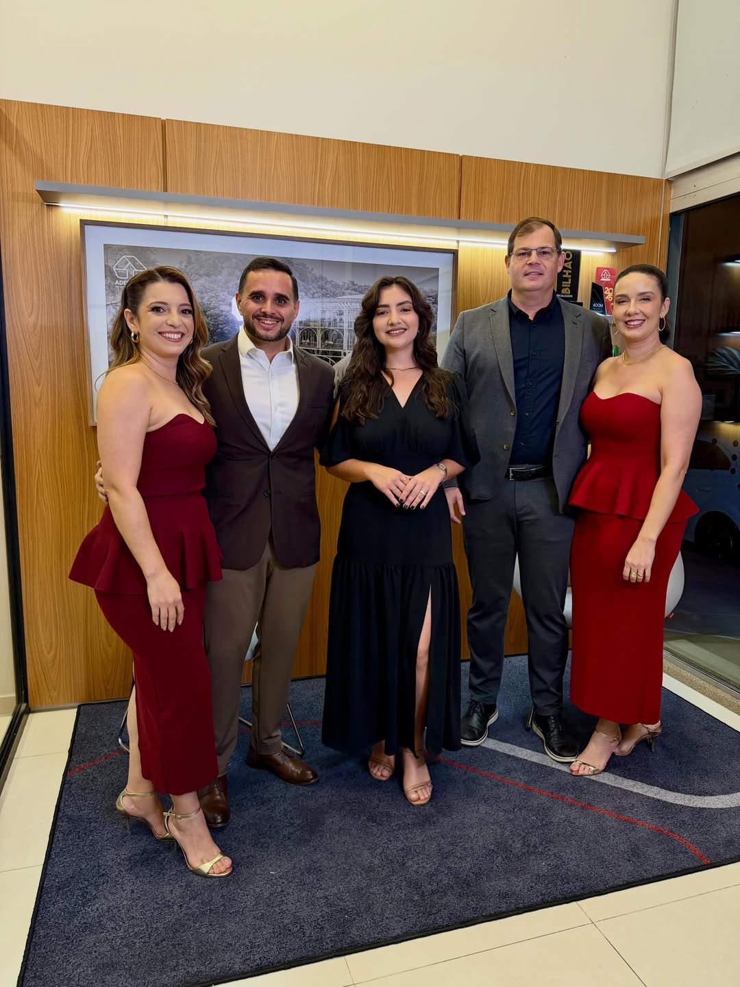 Leidyanne e equipe em evento de inauguração da Ademicon em Itaperuna